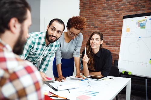 grupo de trabajo discutiendo un plan de marketing digital